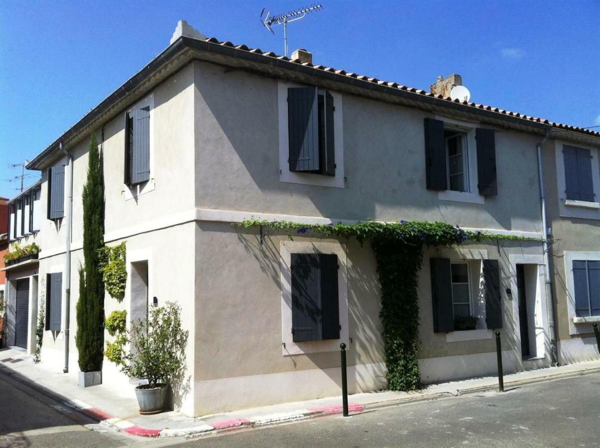 Au Coeur Des Remparts Apartment Айга-Мортас Екстериор снимка