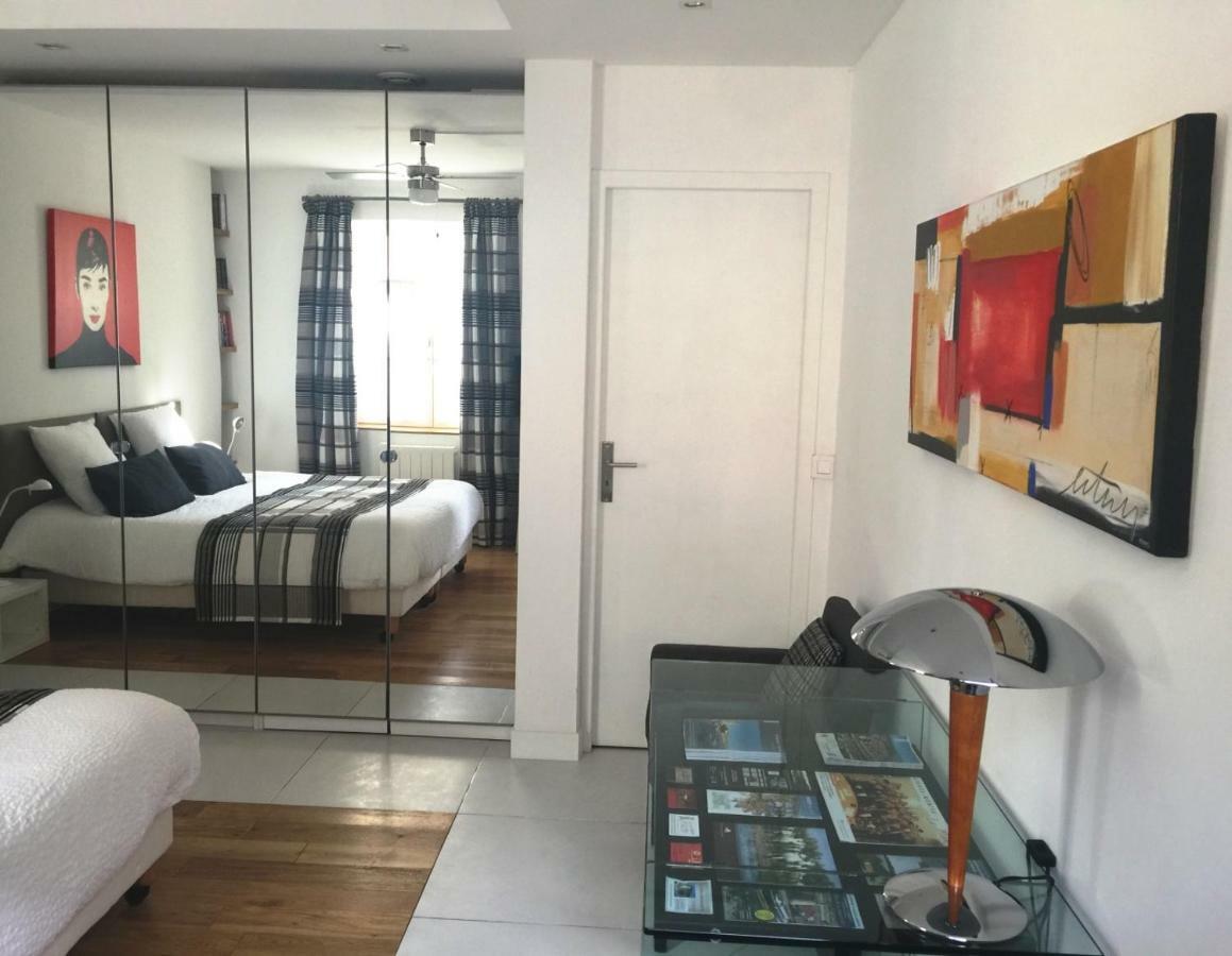Au Coeur Des Remparts Apartment Айга-Мортас Екстериор снимка