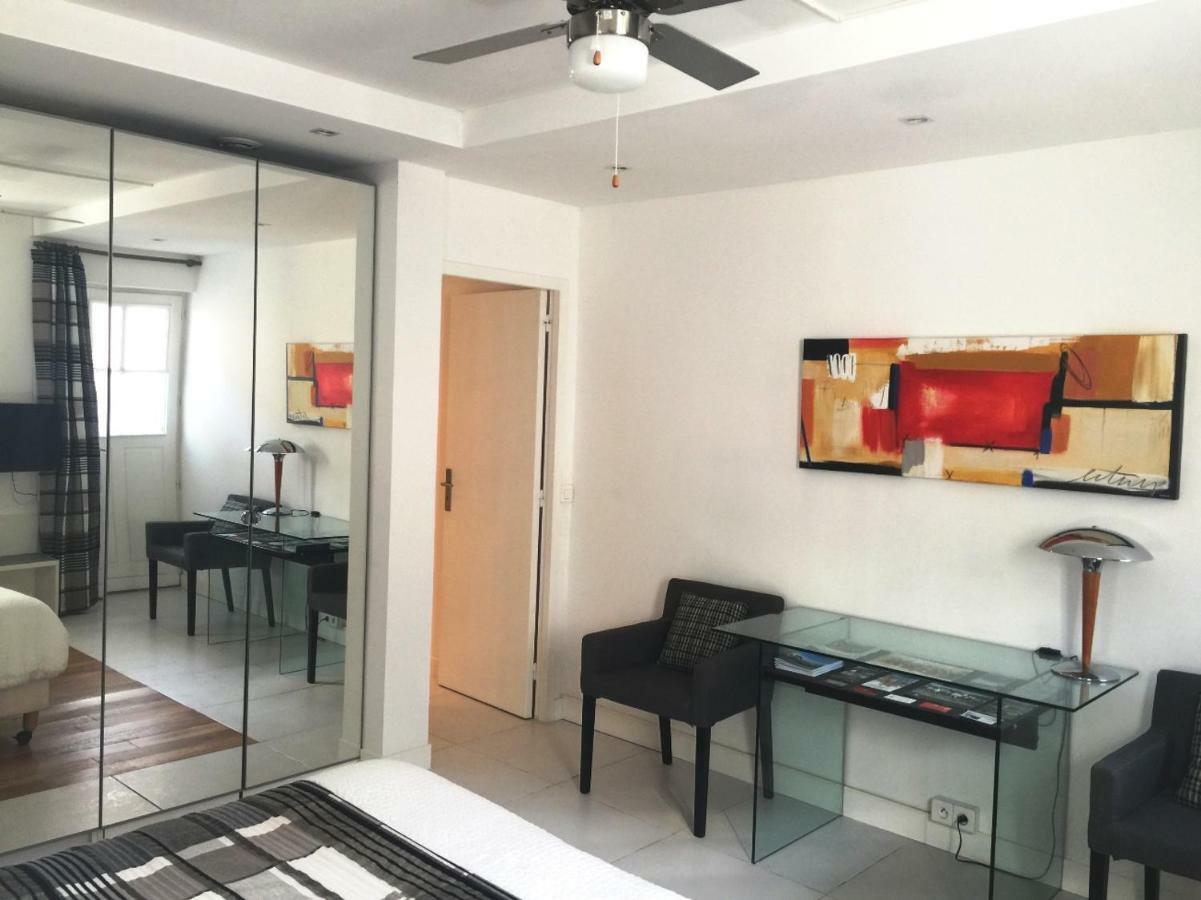 Au Coeur Des Remparts Apartment Айга-Мортас Екстериор снимка